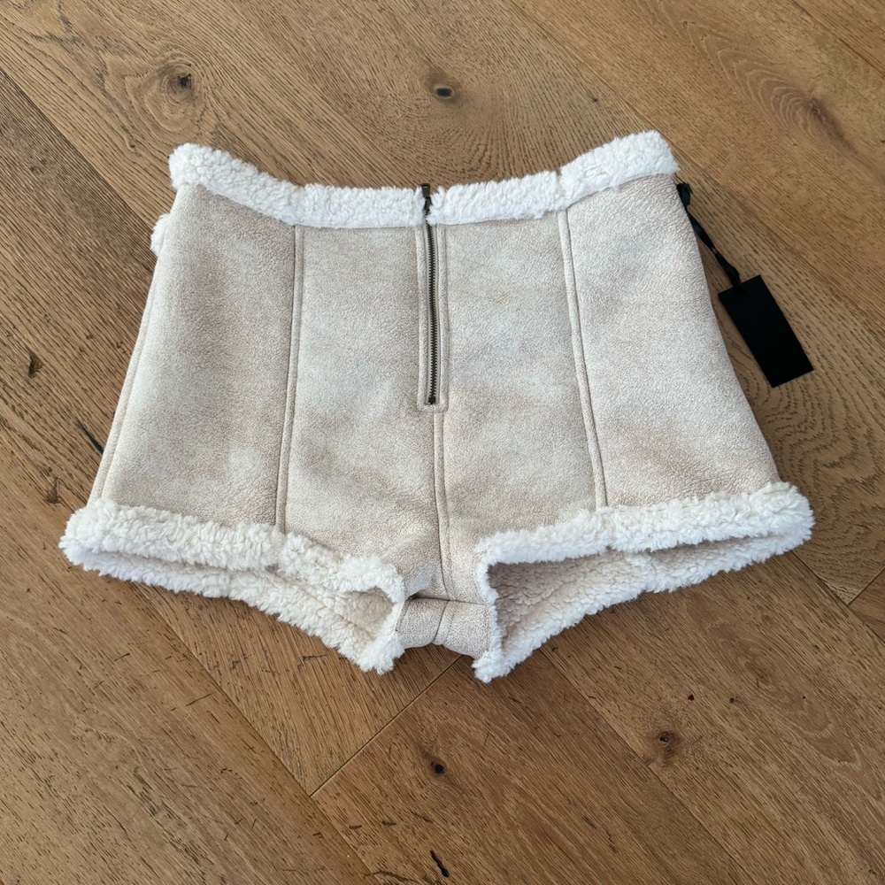h:ours High Waist Cream Fleece Shorts